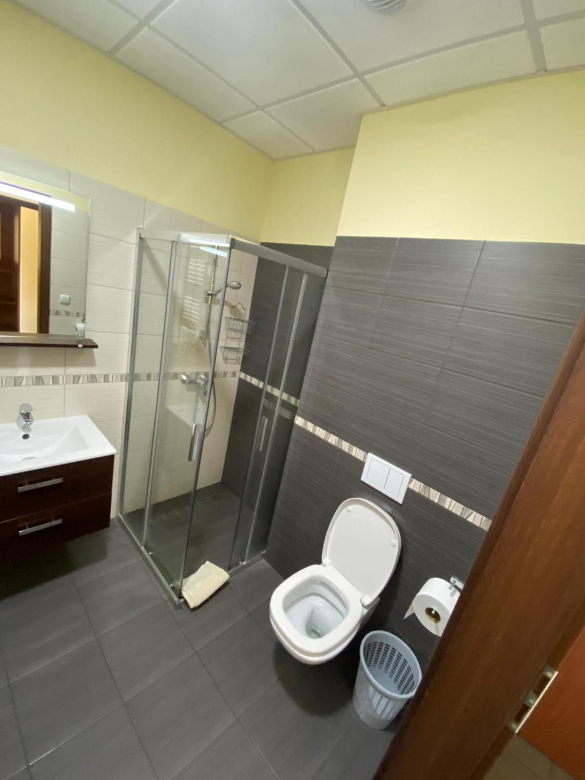 Koi Restaurant And Guest House Żory Extérieur photo