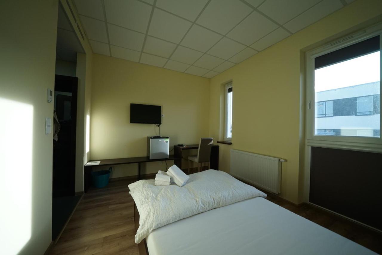 Koi Restaurant And Guest House Żory Extérieur photo